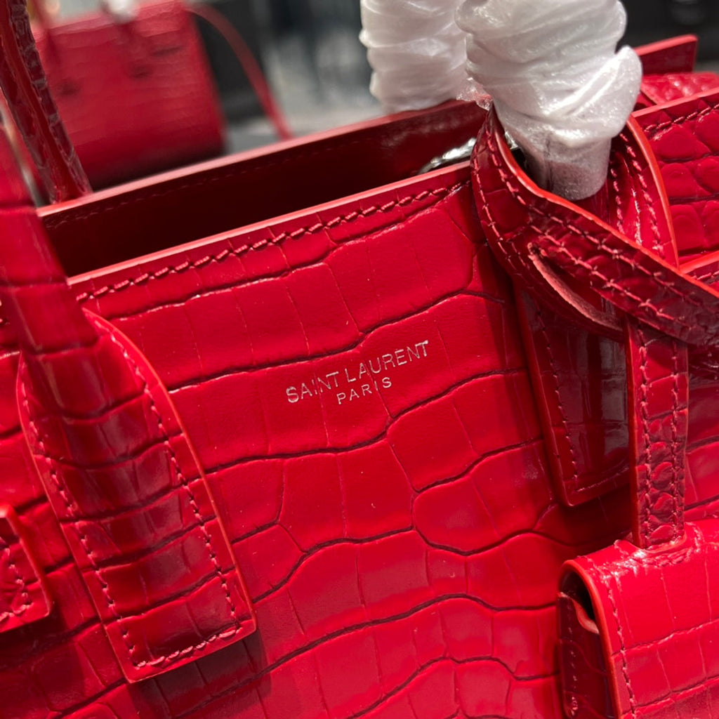 SAC DE JOUR NANO 22 RED CALFSKIN GOLD HARDWARE