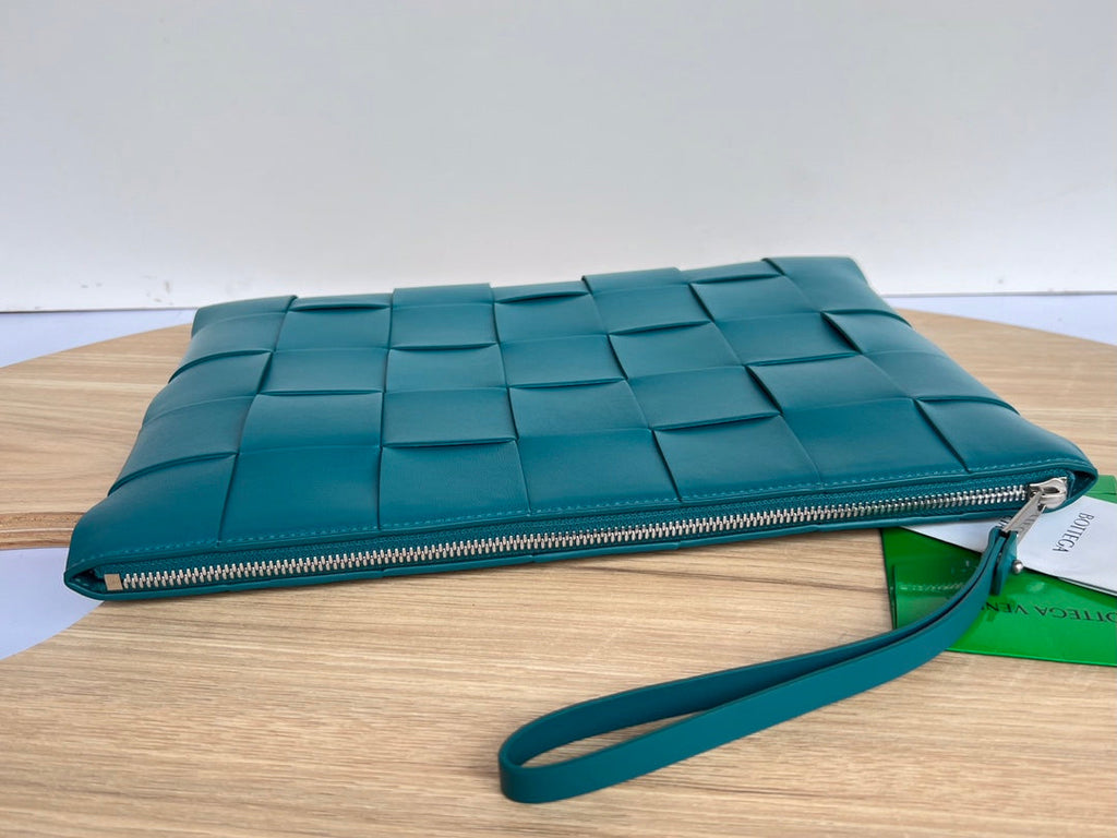 LARGE CASSETTE POUCH 35 IN LAGOON BLUE CALFSKIN
