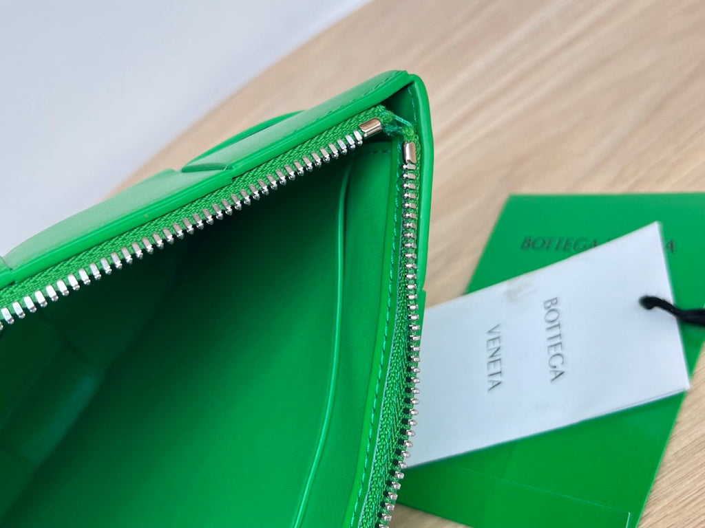 LARGE CASSETTE POUCH 35 IN MALACHITE GREEN CALFSKIN