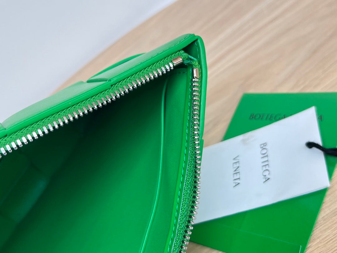 LARGE CASSETTE POUCH 35 IN MALACHITE GREEN CALFSKIN