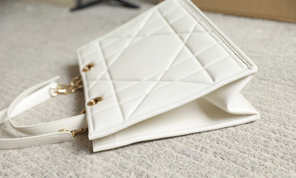 MEDIUM TOTE BOOK 26 BAG IN WHITE CALFSKIN
