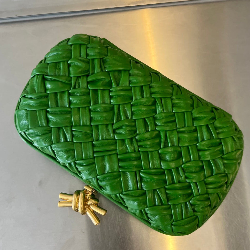 KNOT 19 IN EMERALD GREEN LAMBSKIN