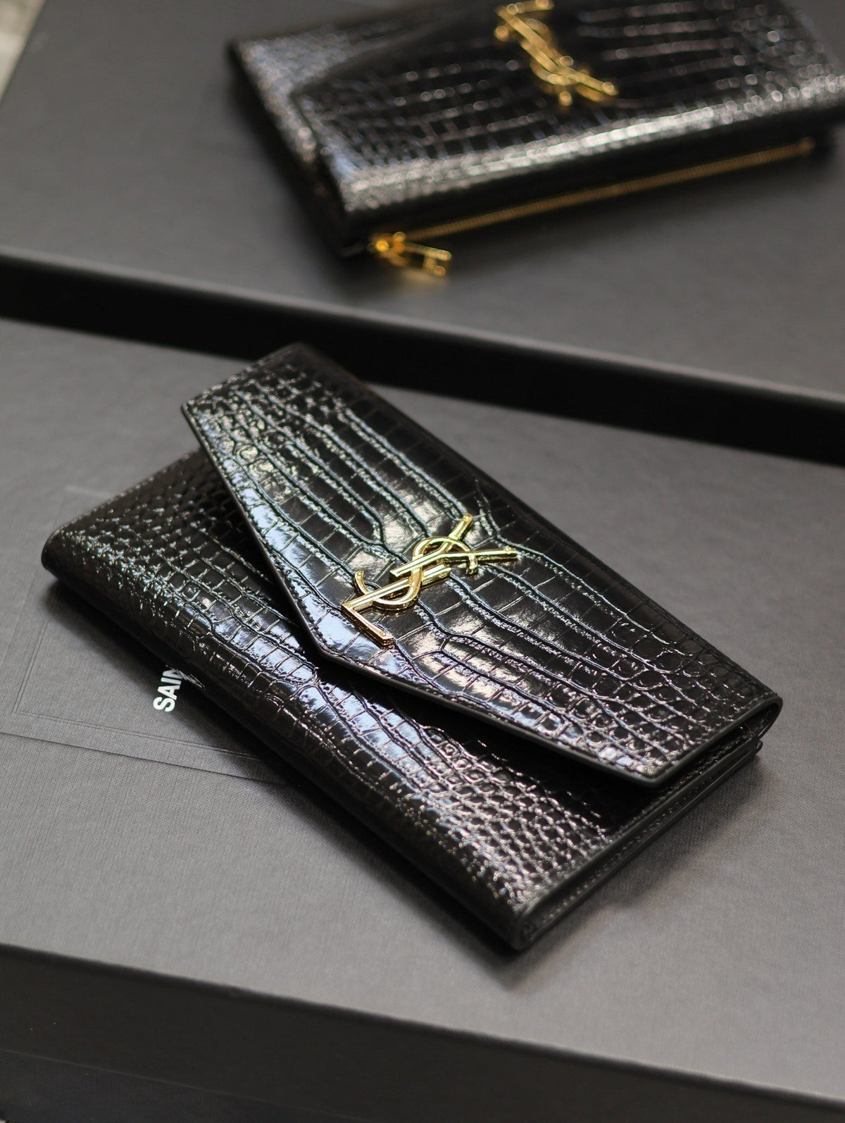 UPTOWN WALLET 21 IN BLACK CROCODILE PATTERN CALFSKIN GOLD LOGO
