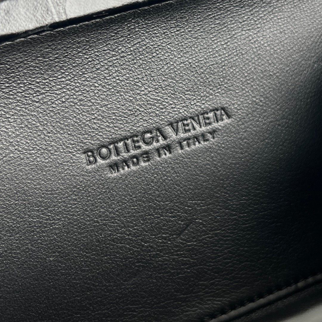 KNOT 19 IN BLACK CROCODILE PATTERN CALFSKIN