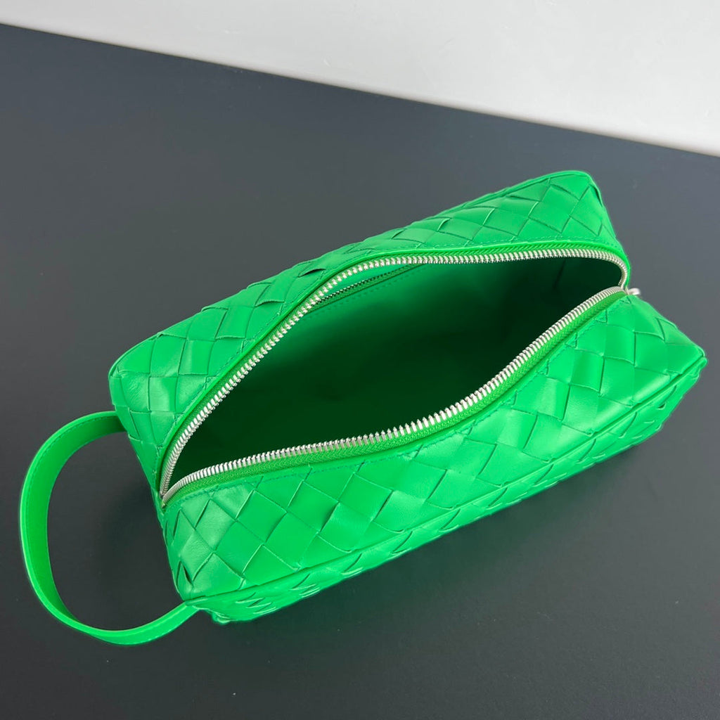 INTRECCIATO CLUTCH 26 IN MALACHITE GREEN CALFSKIN