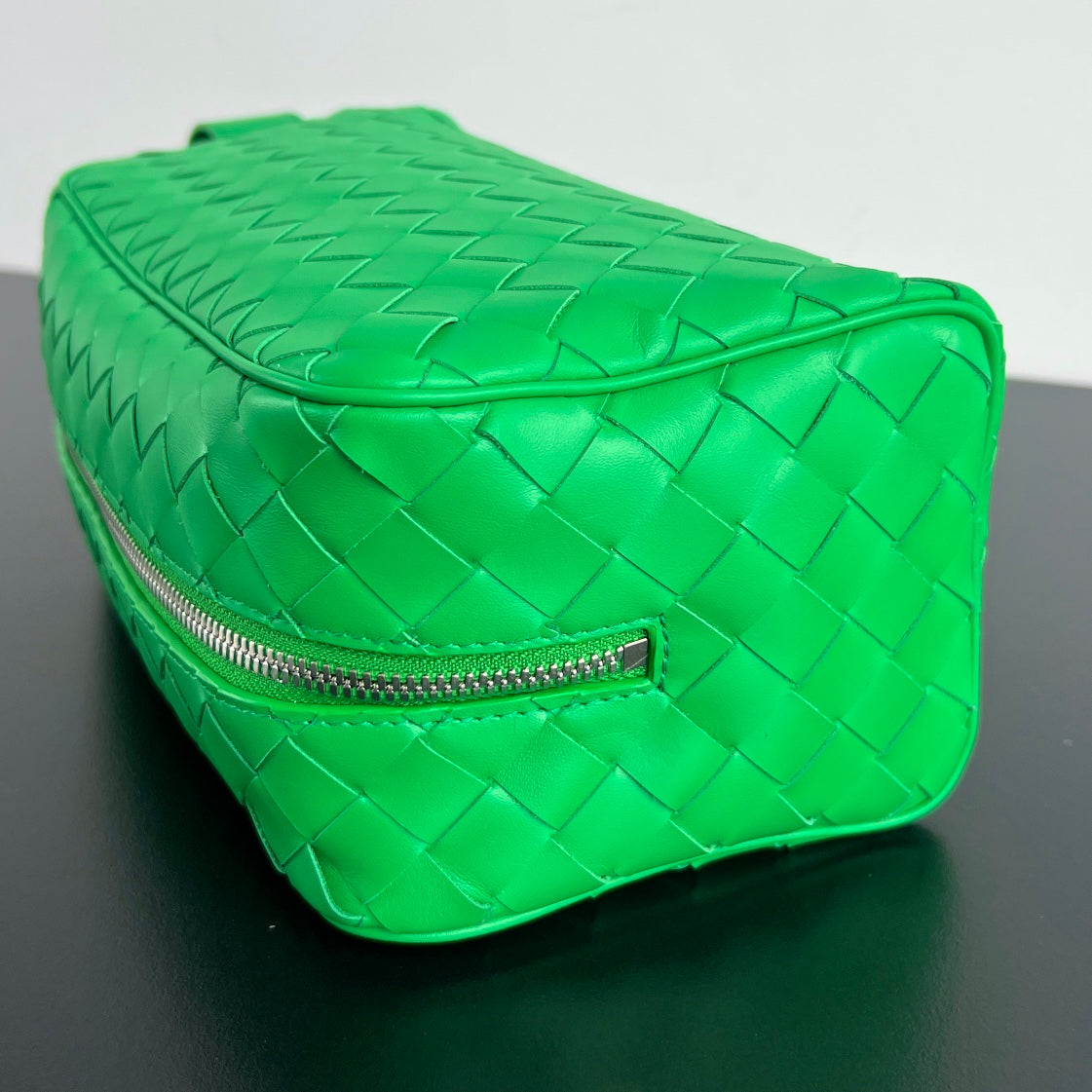INTRECCIATO CLUTCH 26 IN MALACHITE GREEN CALFSKIN