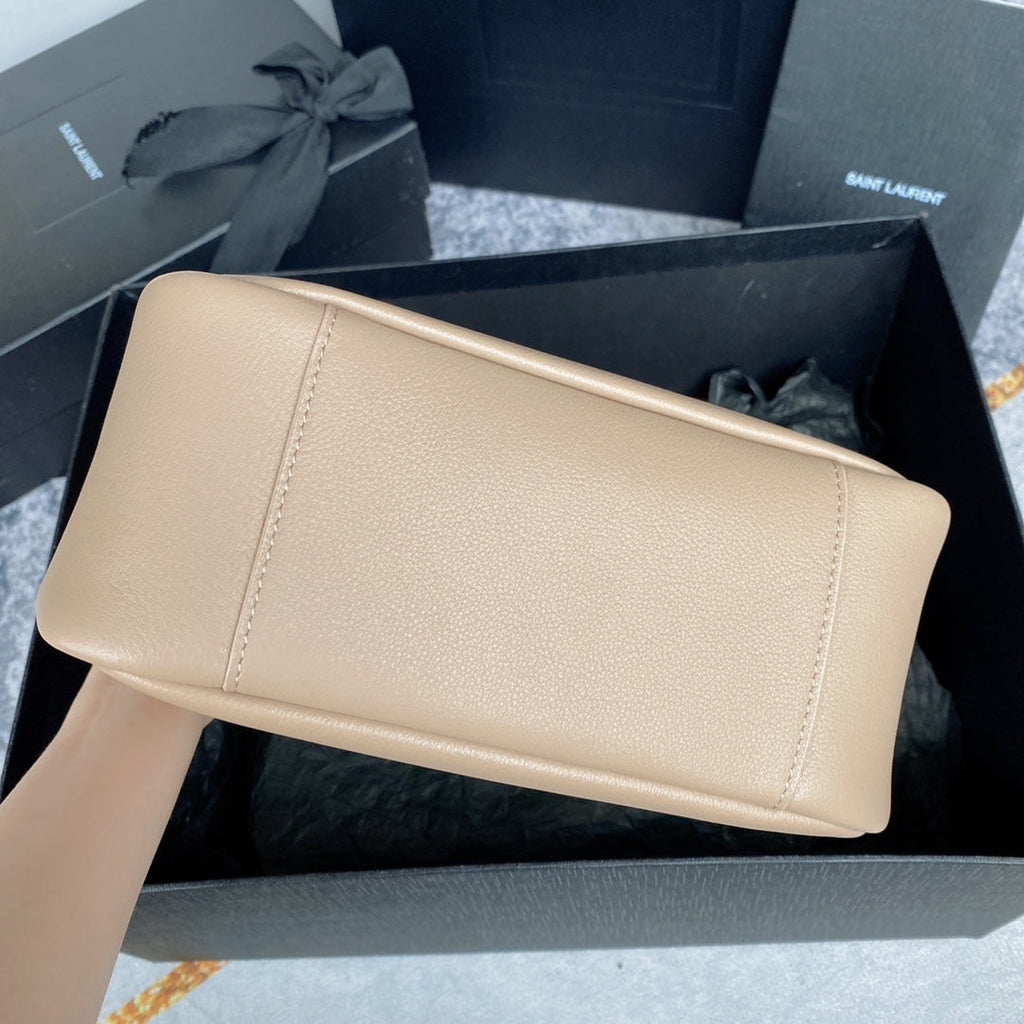 LE 5 À 7 SMALL SUPPLE 23 IN BEIGE LAMBSKIN GOLD BUCKLE