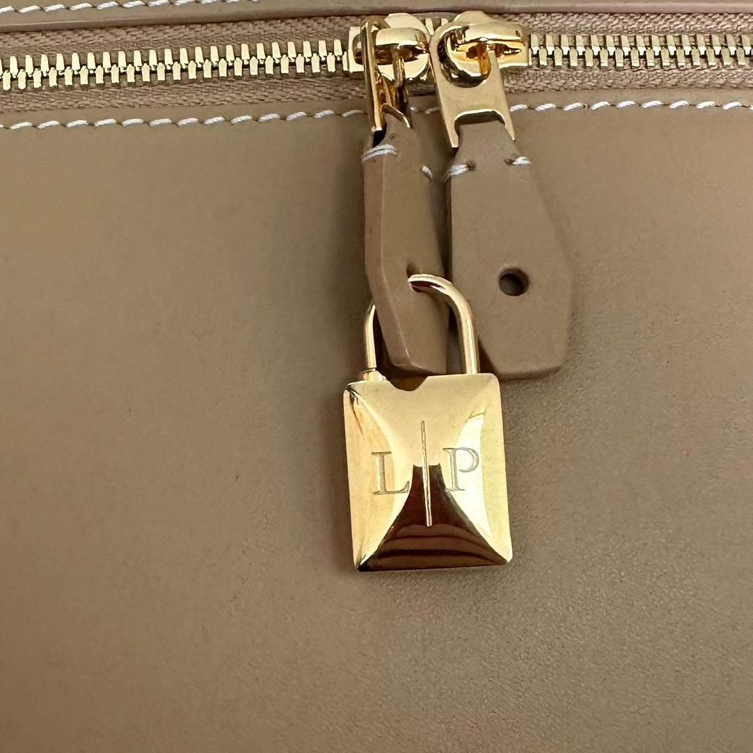 EXTRA BAG L27 IN PEANUT BROWN SMOOTH CALFSKIN WITH GOLD HARDWARE