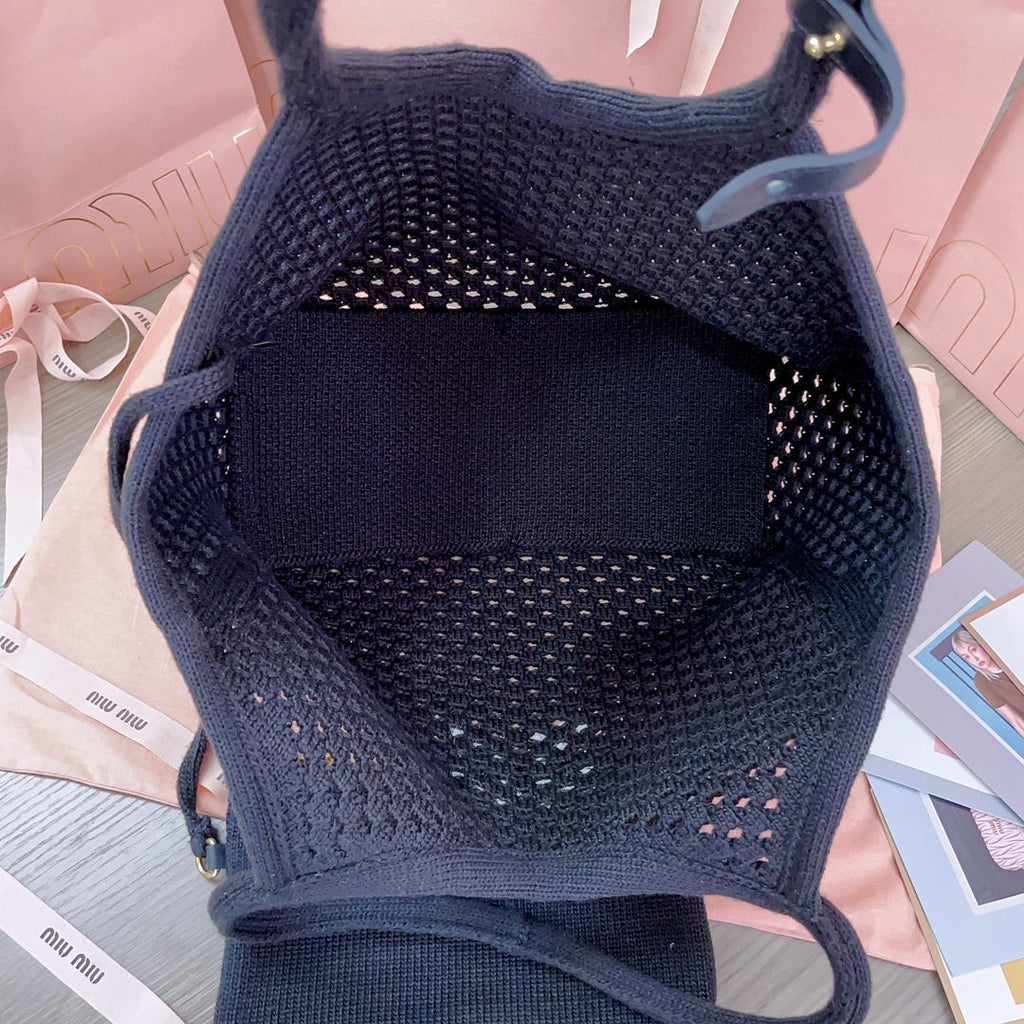 HOLLOW KNITTED SHOPPING BAG 28 IN BLACK MIX WHITE WOOL