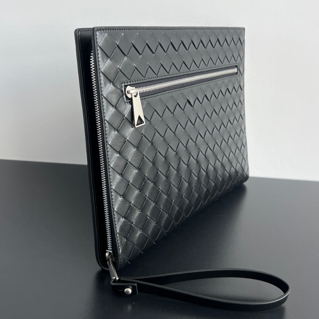 INTRECCIATO CLUTCH 32 IN BLACK SOFT CALFSKIN