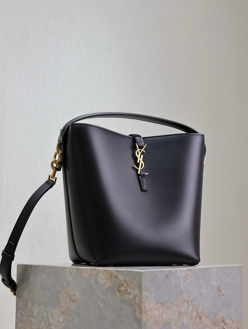 LE 37 MEDIUM BUCKET BAG 26 IN BLACK CALFSKIN GOLD HARDWARE