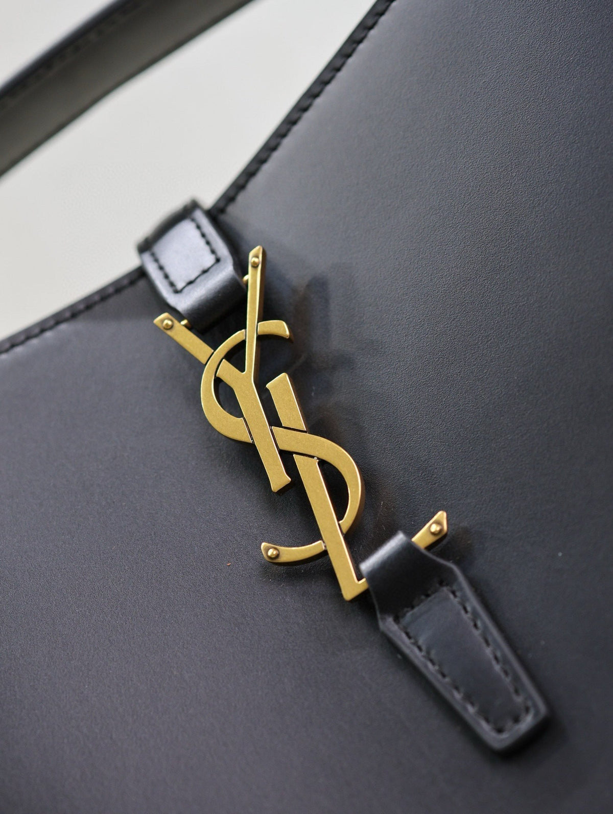 LE 37 MEDIUM BUCKET BAG 26 IN BLACK CALFSKIN GOLD HARDWARE
