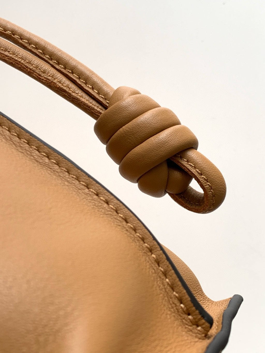 LOE MEDIUM 30 FLAMENCO KNOT IN BEIGE LAMBSKIN