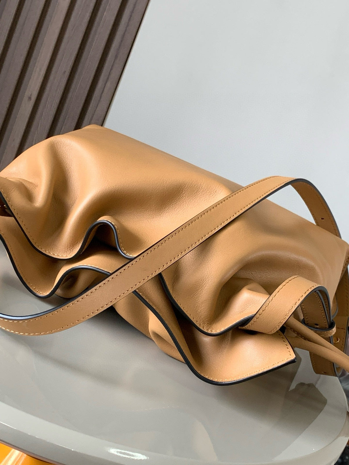LOE MEDIUM 30 FLAMENCO KNOT IN BEIGE LAMBSKIN