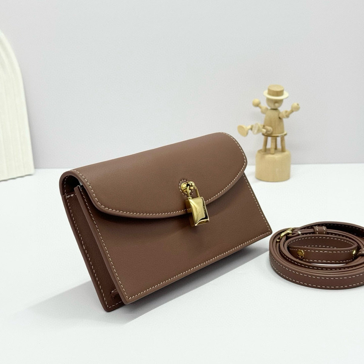 EXTRA POCHETTE 18 IN CARAMEL SUGAR CALFSKIN GOLD HARDWARE