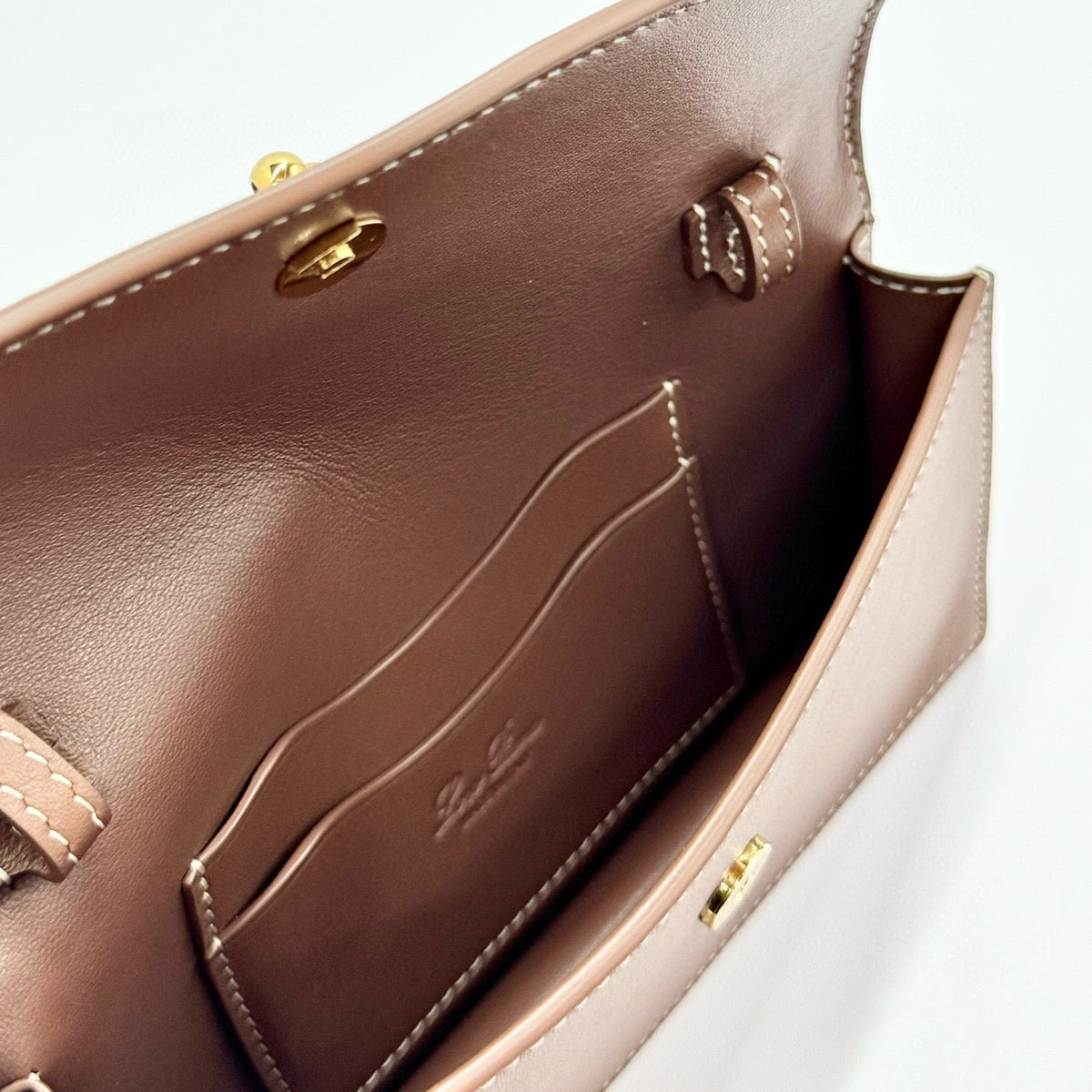 EXTRA POCHETTE 18 IN CARAMEL SUGAR CALFSKIN GOLD HARDWARE