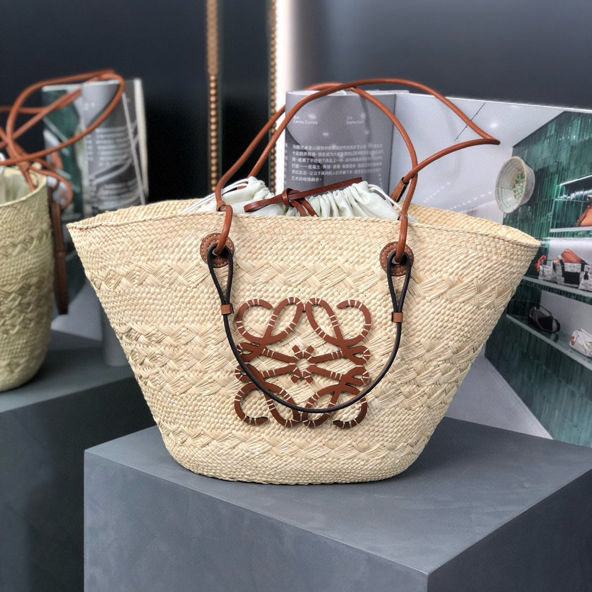 MEDIUM ANAGRAM BASKET BAG 46 IN BEIGE IRACA PALM AND TAN CALFSKIN