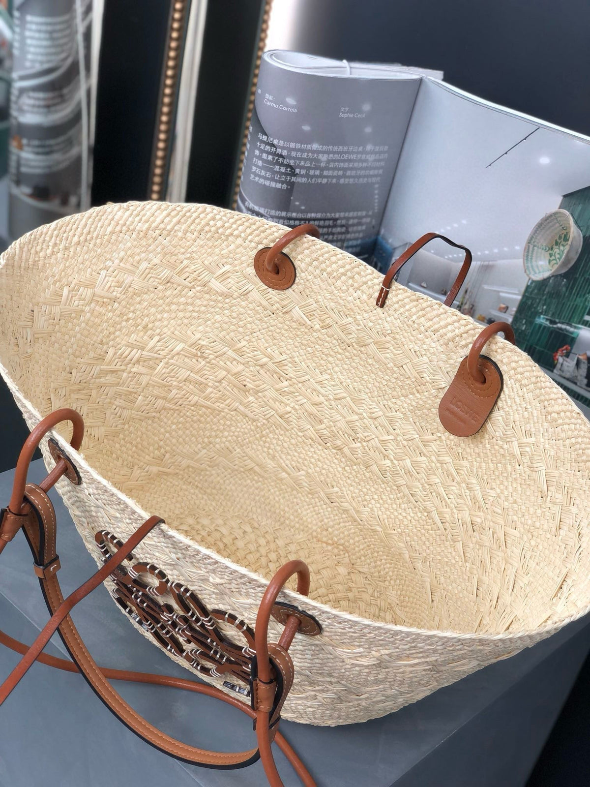 MEDIUM ANAGRAM BASKET BAG 46 IN BEIGE IRACA PALM AND TAN CALFSKIN
