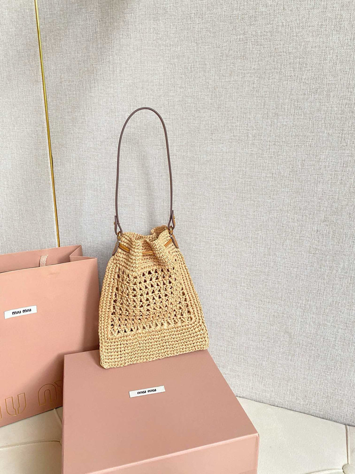 WANDER BUCKET BAG 23 IN NATURAL RAFFIA WITH LEATHER TRIM