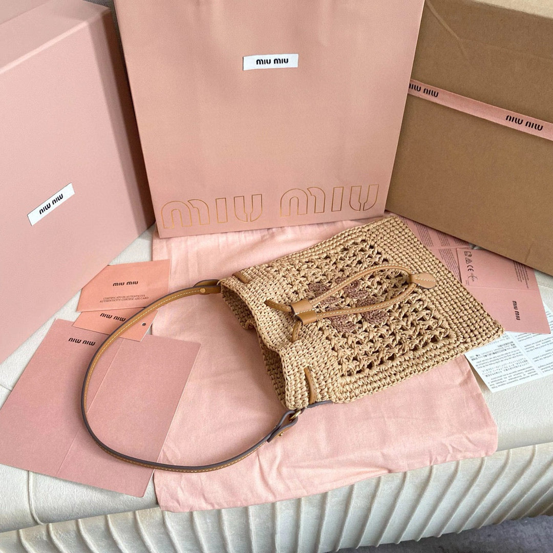 WANDER BUCKET BAG 23 IN NATURAL RAFFIA WITH LEATHER TRIM