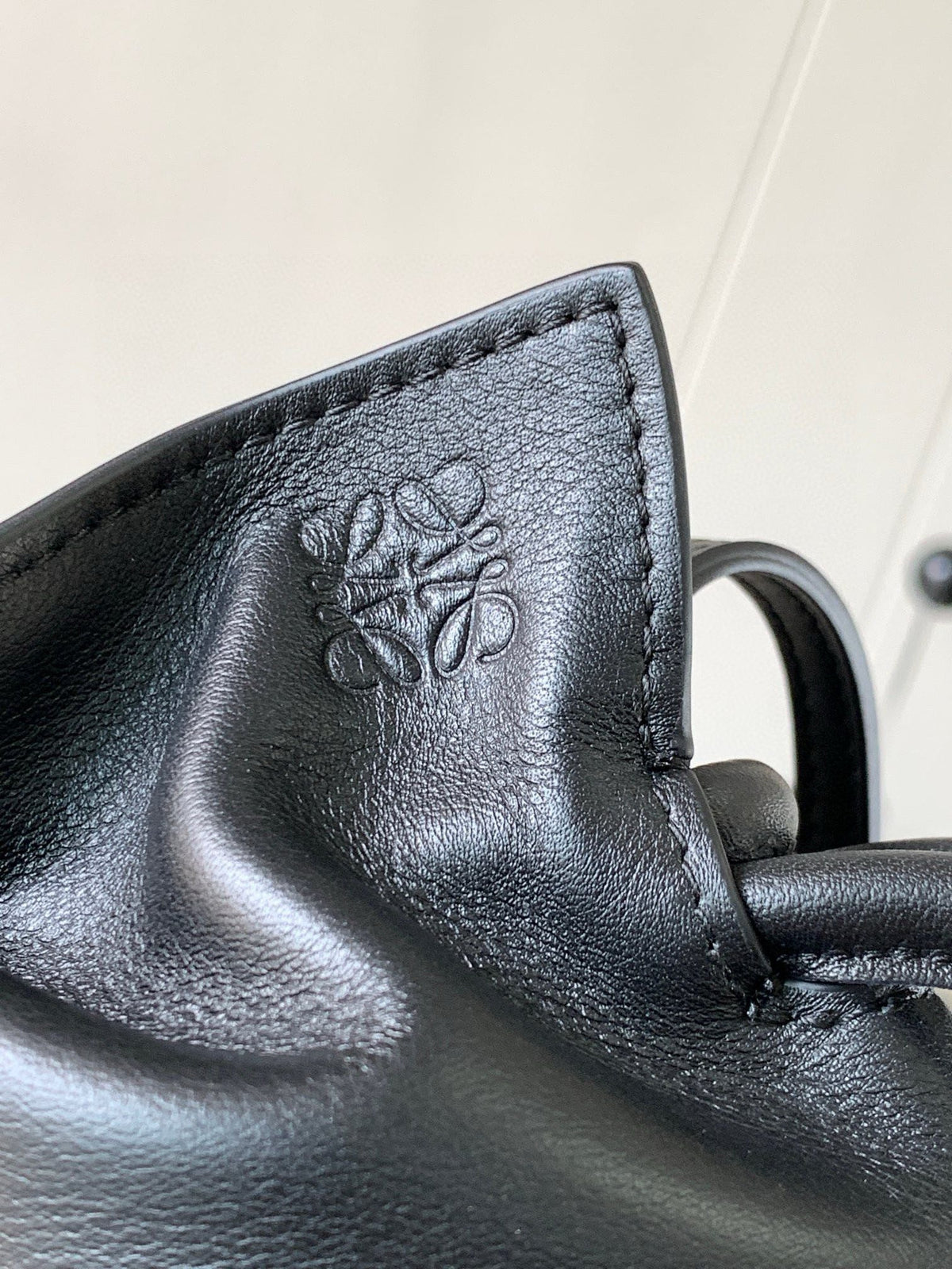 LOE MEDIUM 30 FLAMENCO KNOT IN BLACK LAMBSKIN