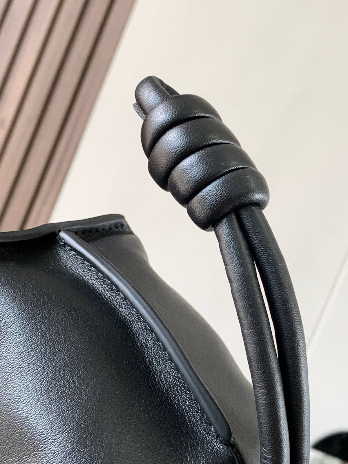 LOE MEDIUM 30 FLAMENCO KNOT IN BLACK LAMBSKIN