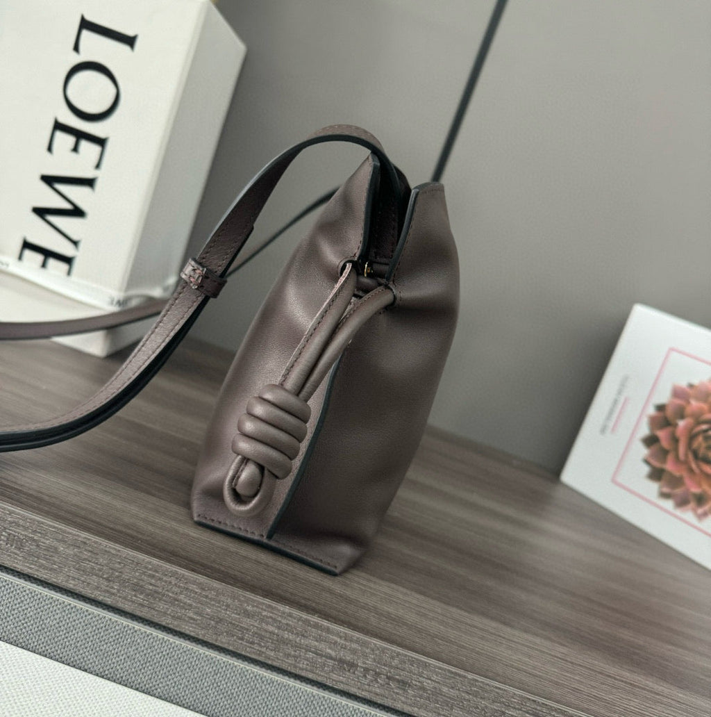 LOE 23 FLAMENCO PURSE BUCKET IN CHESTNUT BROWN CALFSKIN