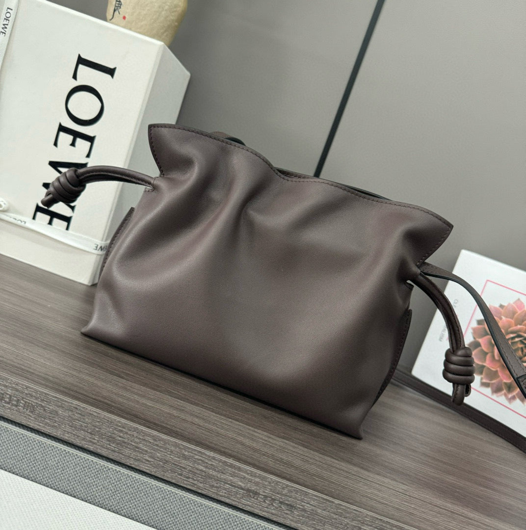 LOE 23 FLAMENCO PURSE BUCKET IN CHESTNUT BROWN CALFSKIN