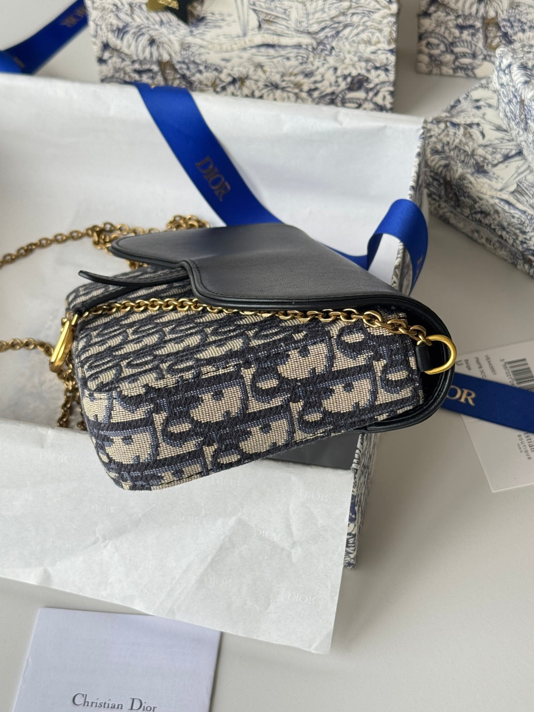DIOR 25S MEDIUM SADDLE POUCH WITH CHAIN 21 IN BLUE BLACK DIOR OBLIQUE JACQUARD CANVAS AND CALFSKIN