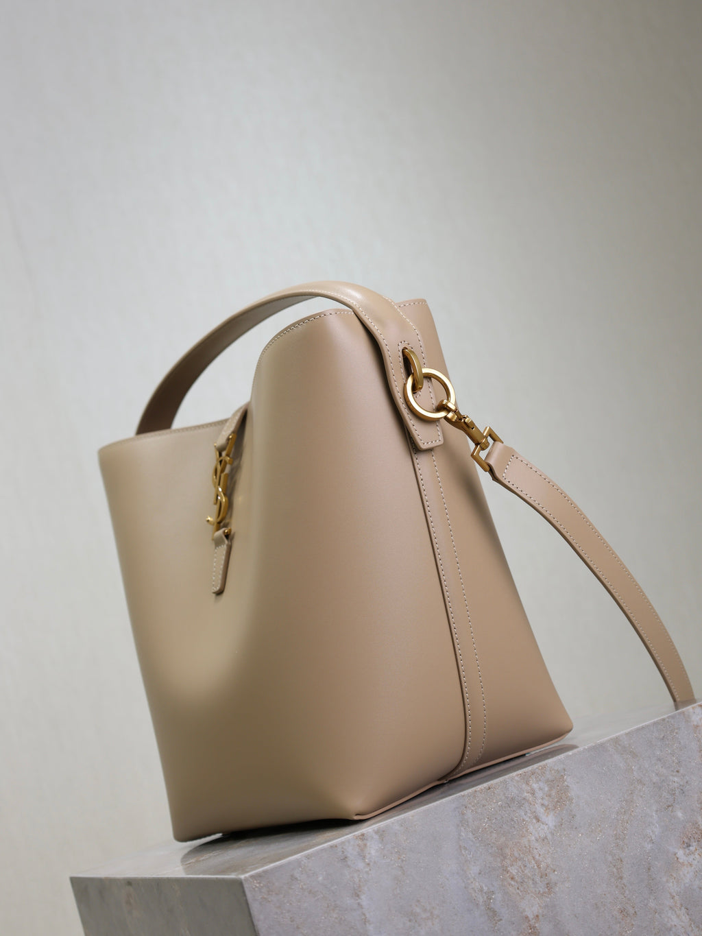 YSL 25S LE 5 À 7 BUCKET 26 IN NUDE CALFSKIN GOLD HARDWRE