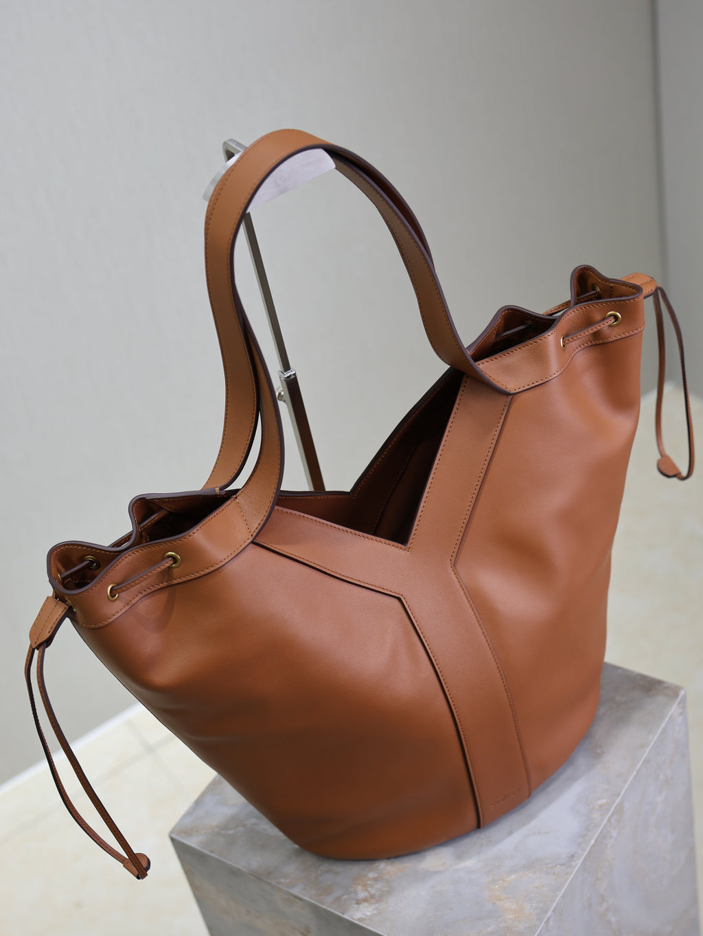 YSL 25S Y LARGE HOBO 50 IN CARAMEL CALFSKIN GOLD HARDWRE