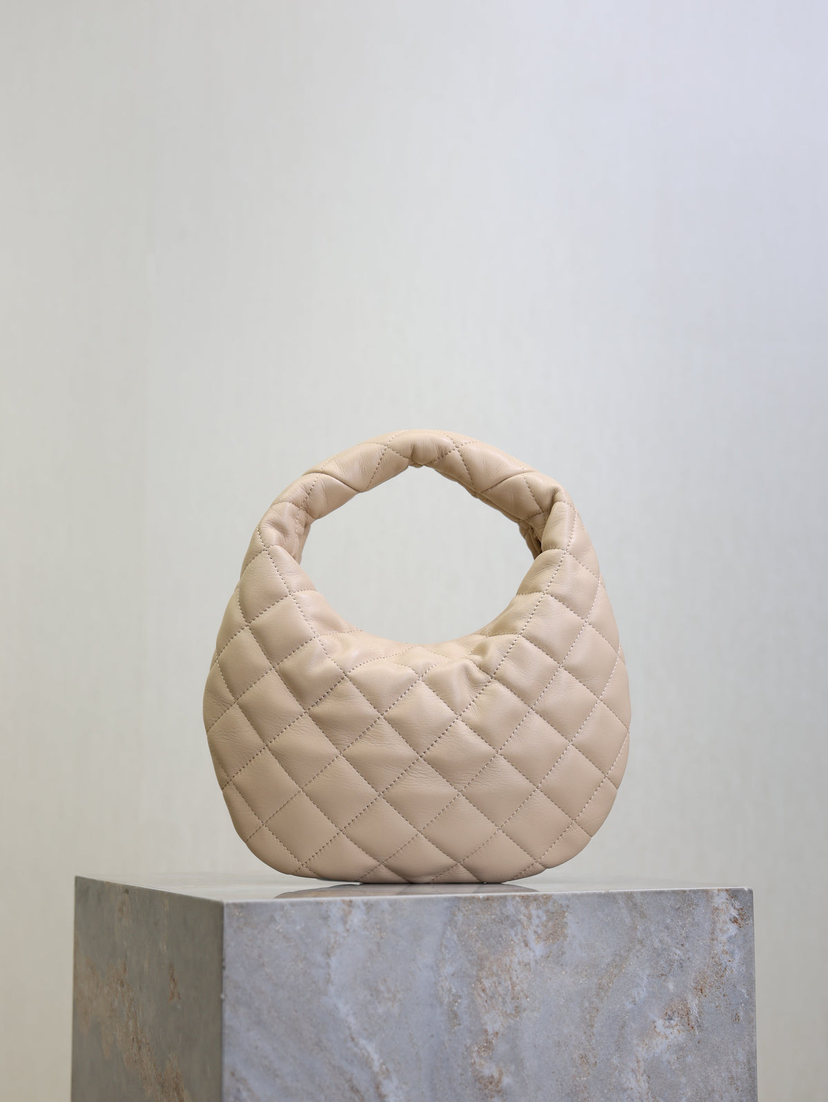 YSL 25S ICARINO 17 IN BEIGE QUILTED CALFSKIN GOLD HARDWARE