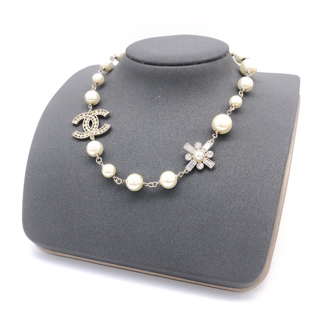 18K  Chanel Flower Pearls Chain Necklace