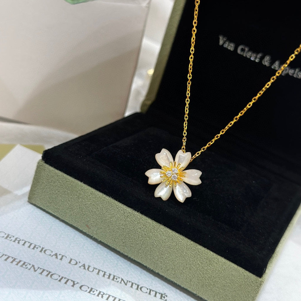 18K Rose de No?l Necklace