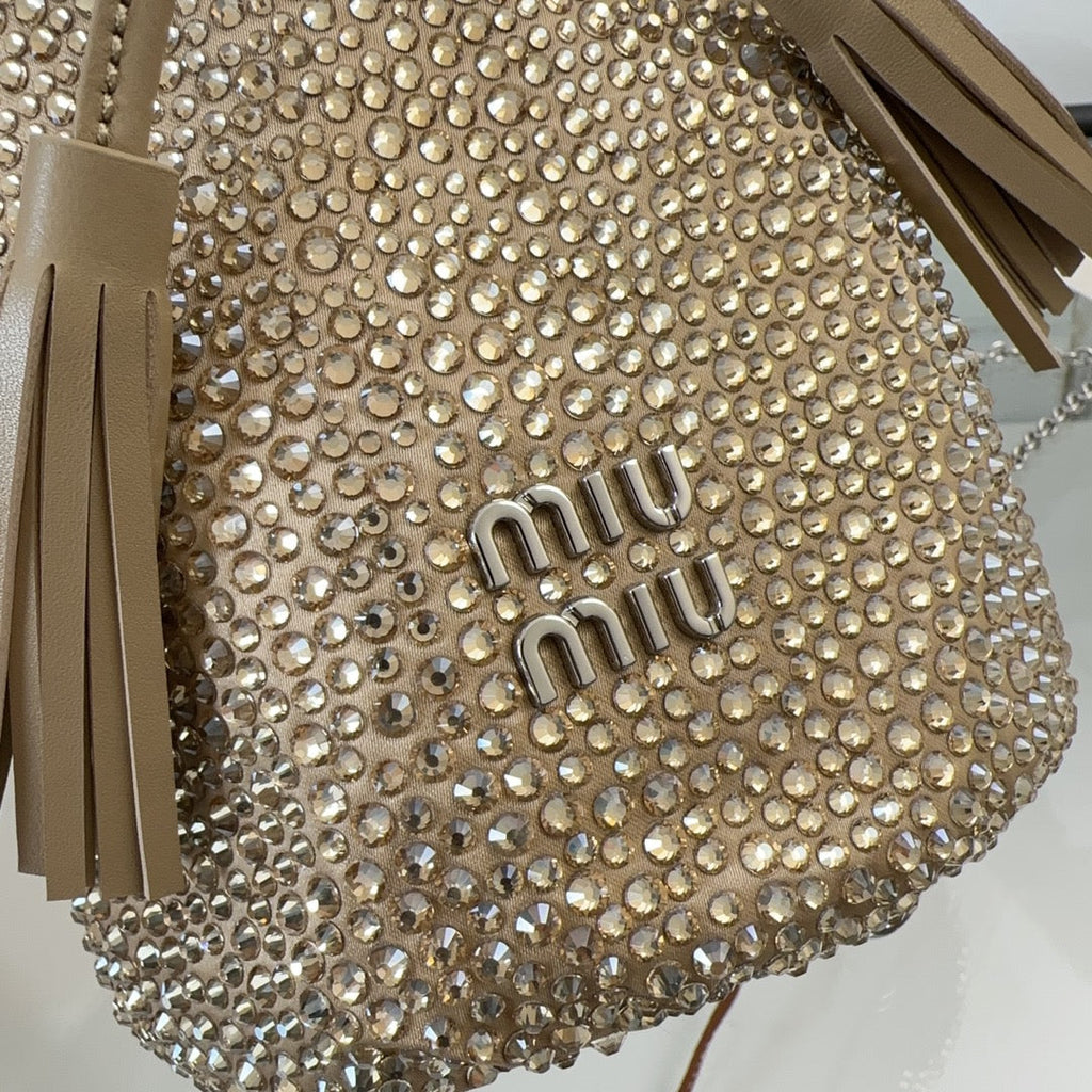 DIAMOND BUCKET BAG 17 IN ECRU BEIGE LAMBSKIN