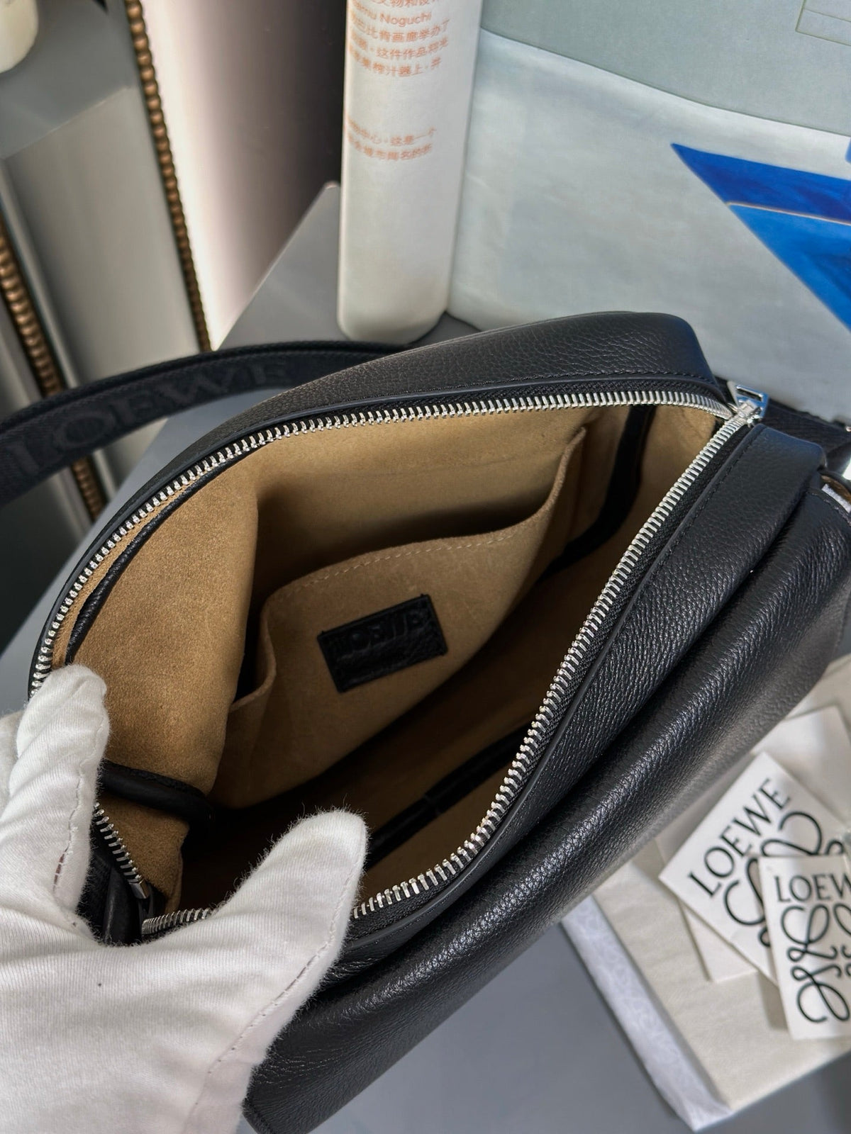 MEDIUM 23 PEBBLE MESSENGER BAG IN BLACK SUPPLE GRAINED CALFSKIN