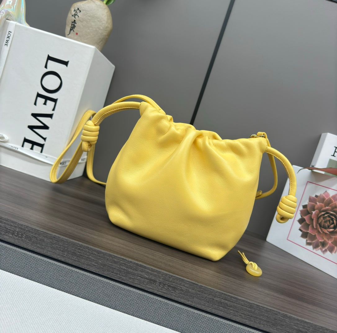 LOE 23 FLAMENCO PURSE BUCKET IN YELLOW LAMBSKIN