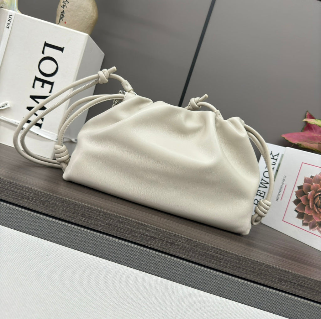 LOE MEDIUM 30 FLAMENCO PURSE BUCKET IN WHITE LAMBSKIN