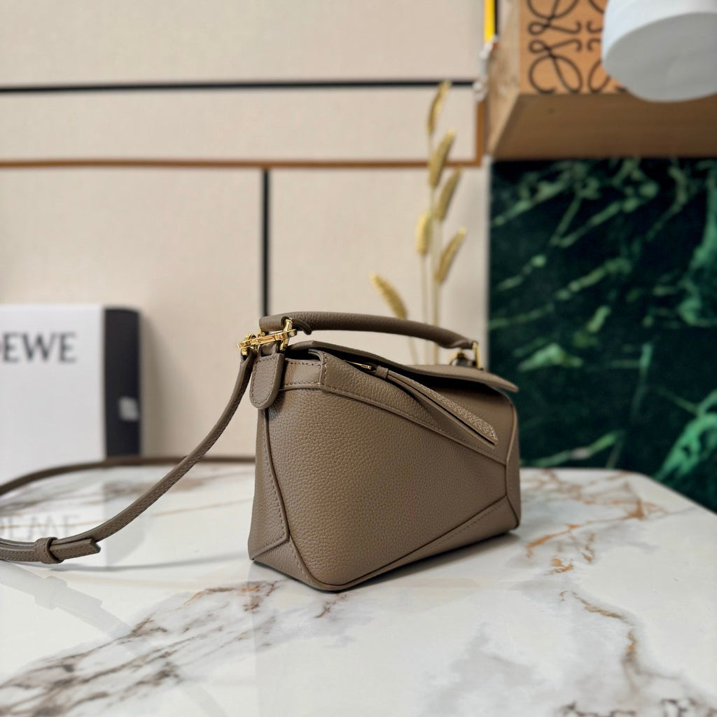 LOEWE 25S PUZZLE EDGE BAG 18 IN WALNUT BROWN CALFSKIN GOLD HARDWARE