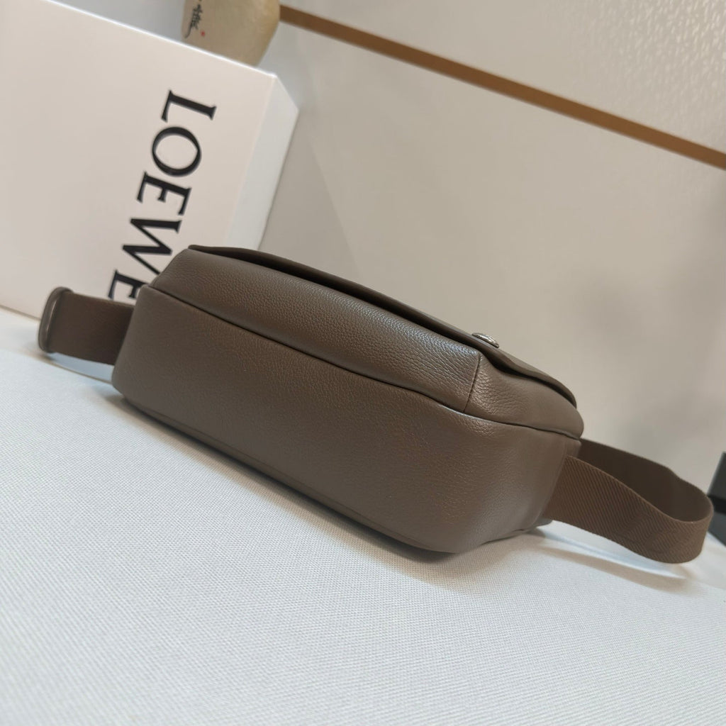 LOEWE 25S PEBBLE BAG 23 IN DARK TAUPE CALFSKIN SILVER HARDWARE