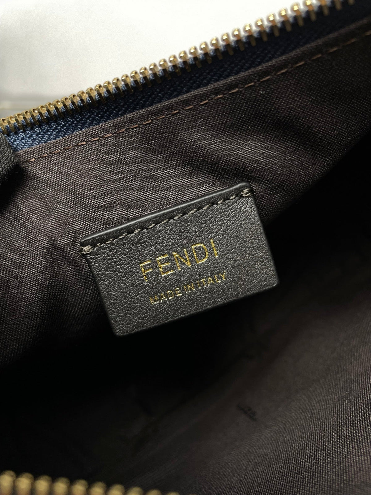 FENDIGRAPHY MEDIUM 29 IN QUEEN SMOOTH LAMBSKIN GOLD HARDWARE