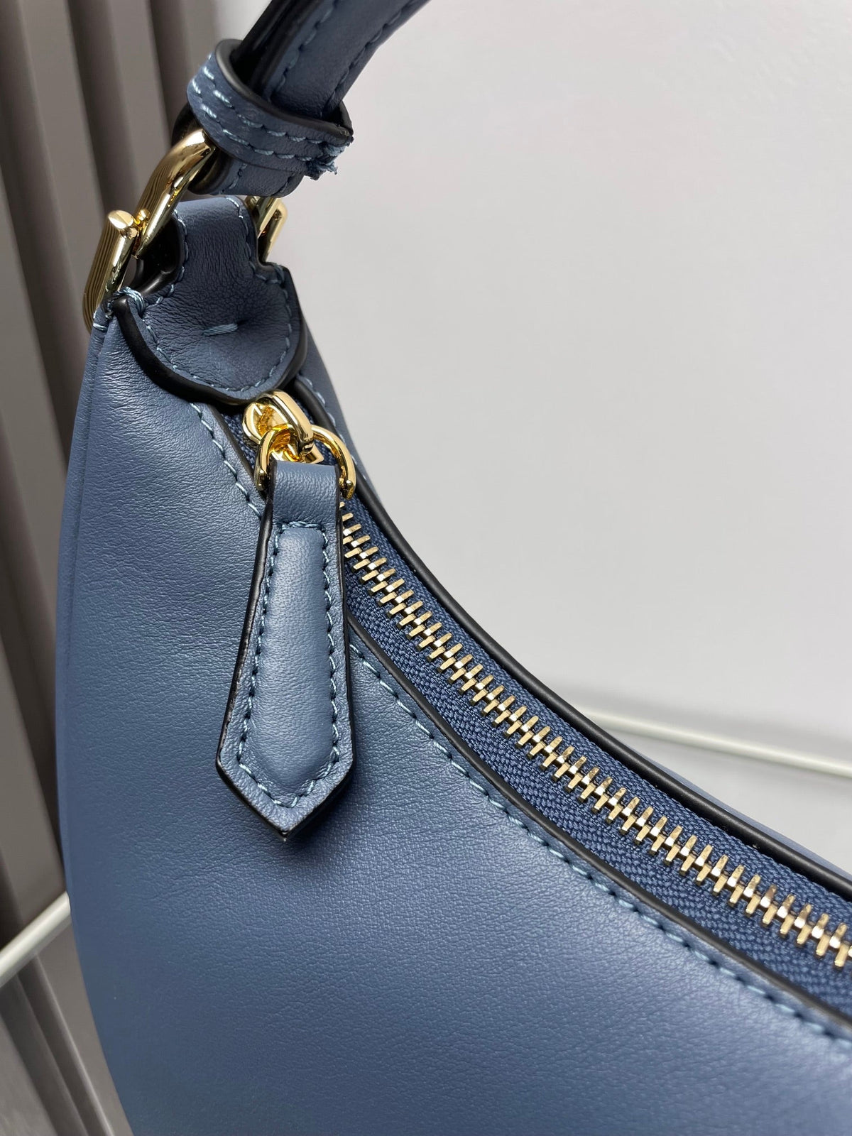FENDIGRAPHY MEDIUM 29 IN QUEEN SMOOTH LAMBSKIN GOLD HARDWARE