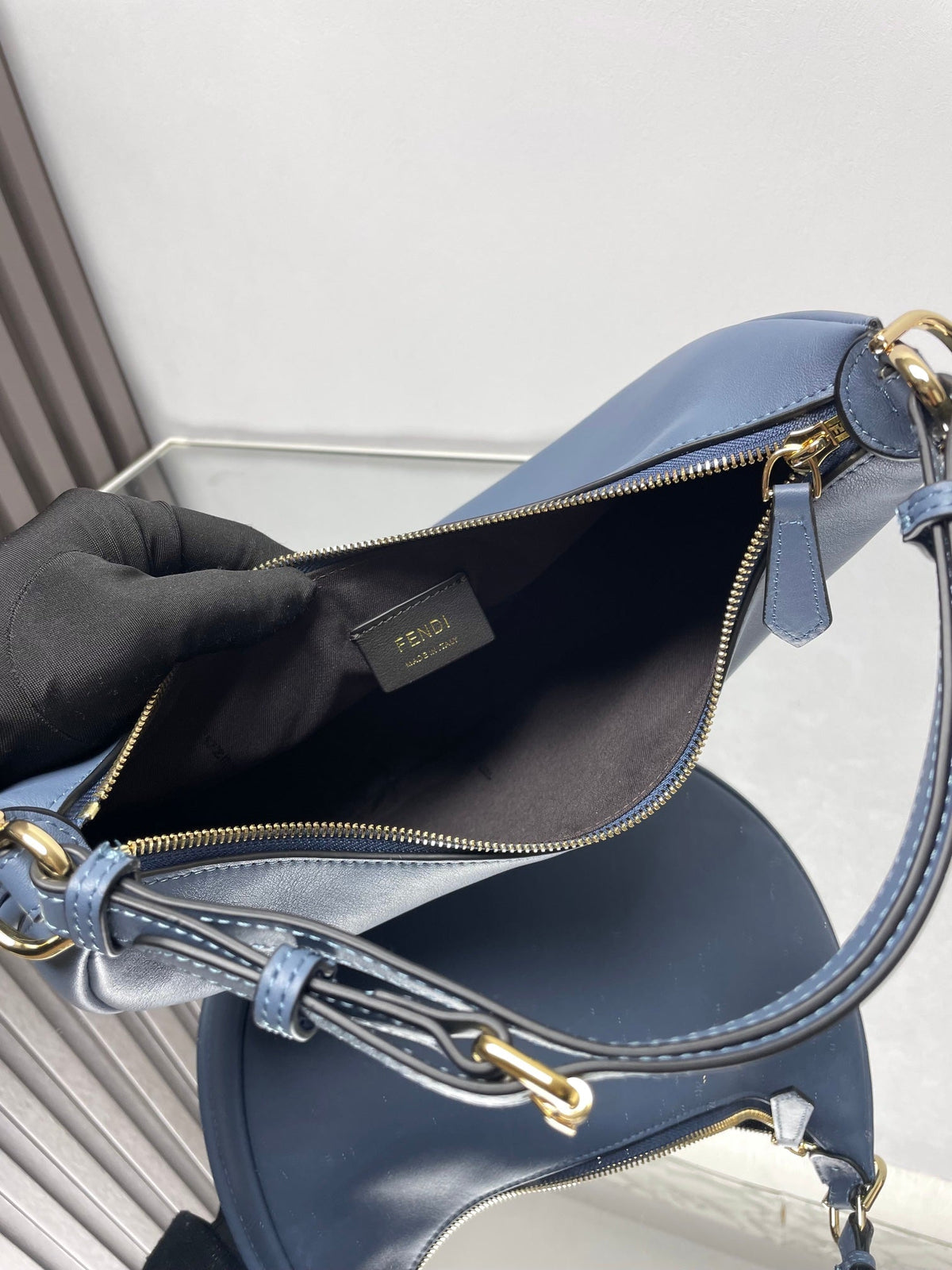 FENDIGRAPHY MEDIUM 29 IN QUEEN SMOOTH LAMBSKIN GOLD HARDWARE