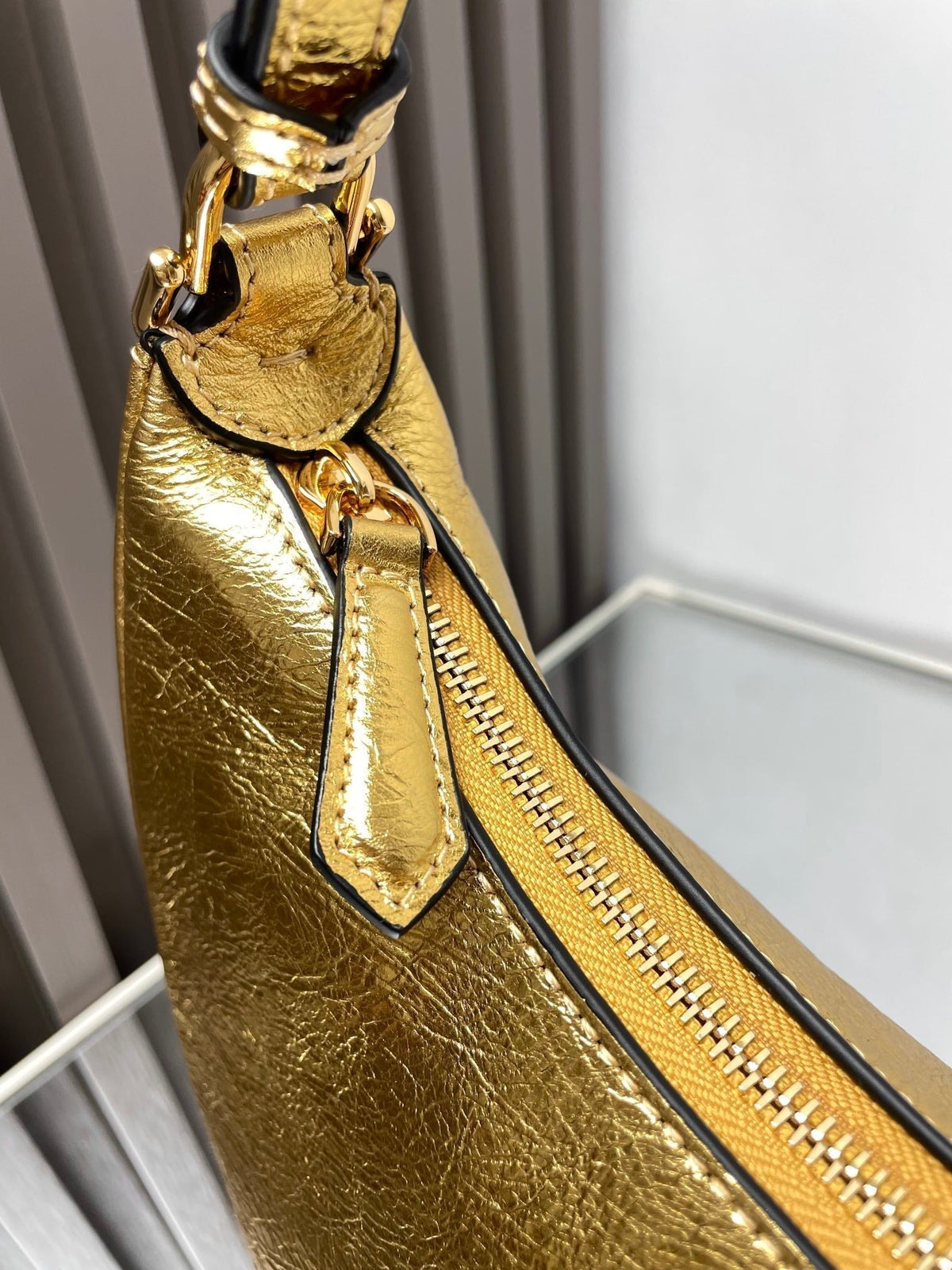 FENDIGRAPHY MEDIUM 29 IN GOLD METALLIC SMOOTH LAMBSKIN GOLD HARDWARE