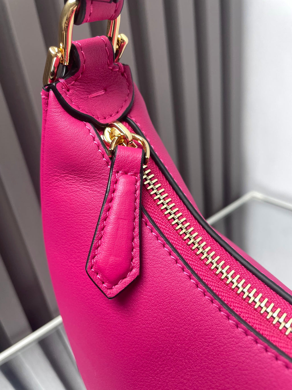 FENDIGRAPHY MEDIUM 29 IN BRIGHT PINK SMOOTH LAMBSKIN GOLD HARDWARE