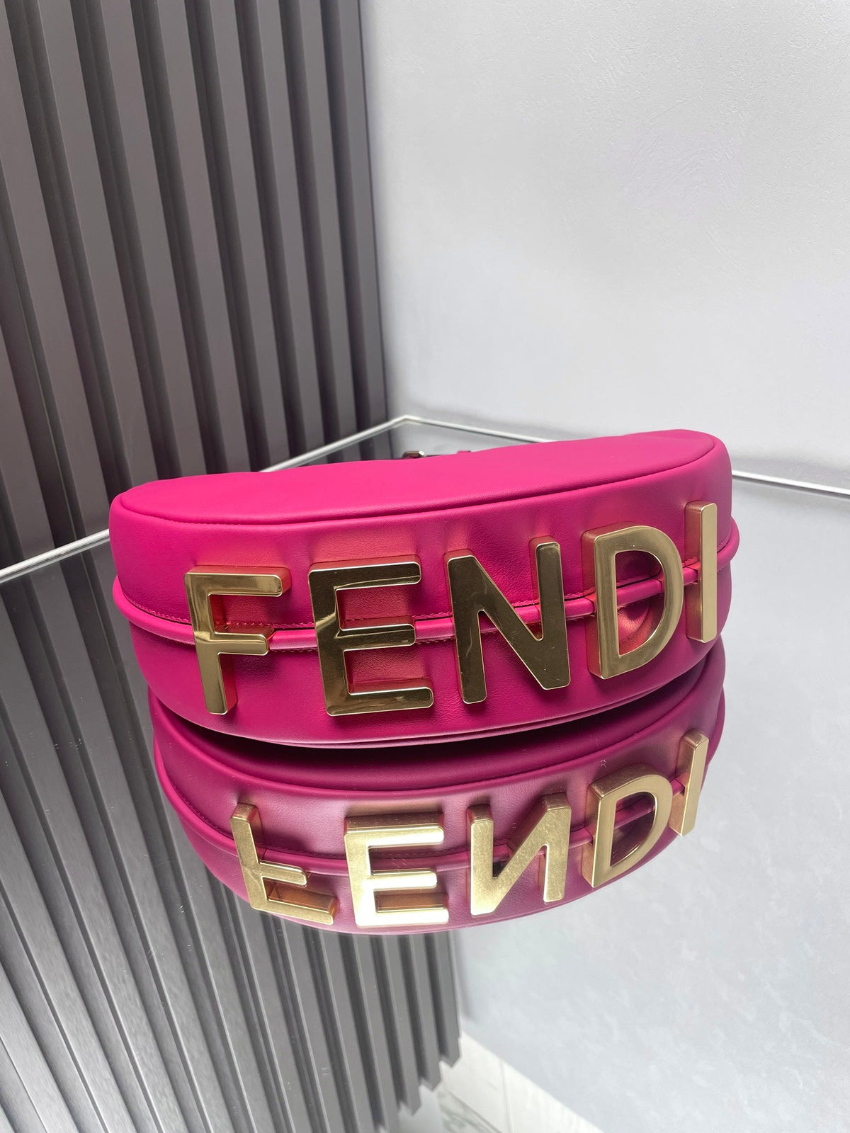 FENDIGRAPHY MEDIUM 29 IN BRIGHT PINK SMOOTH LAMBSKIN GOLD HARDWARE