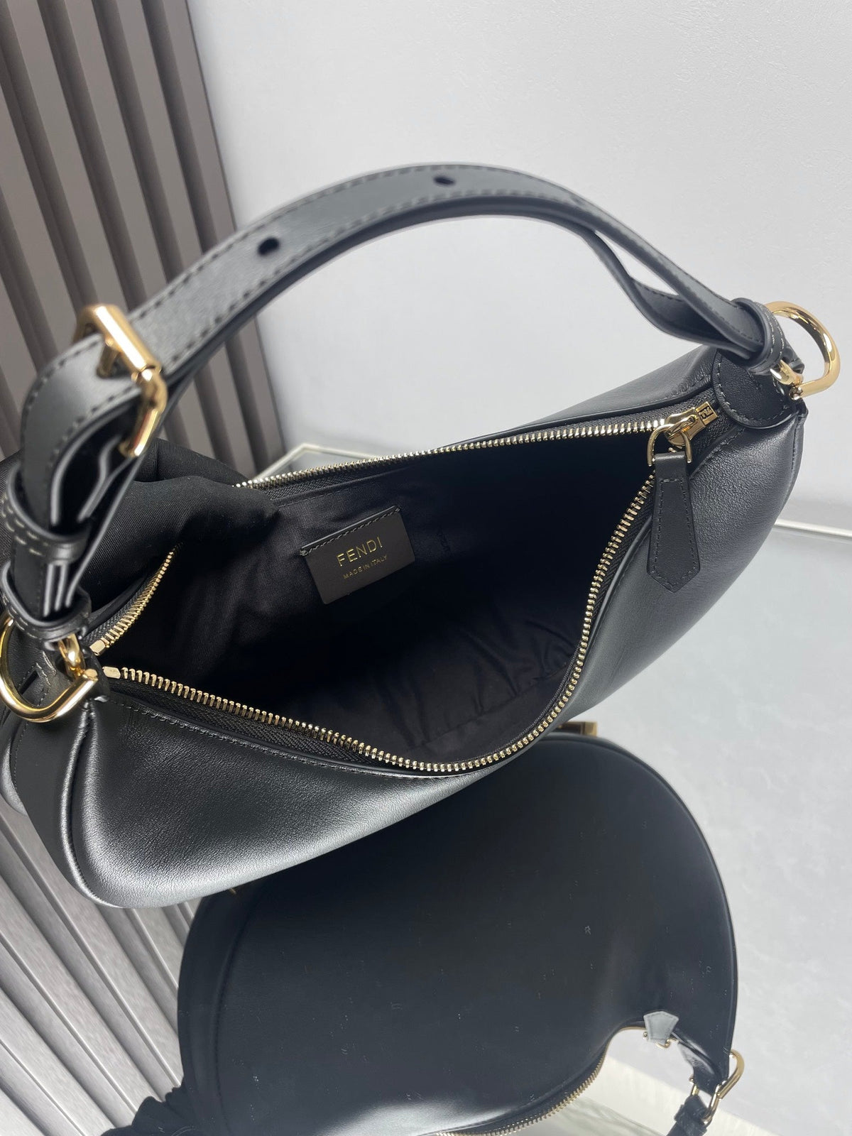 FENDIGRAPHY MEDIUM 29 IN BLACK SMOOTH LAMBSKIN GOLD HARDWARE