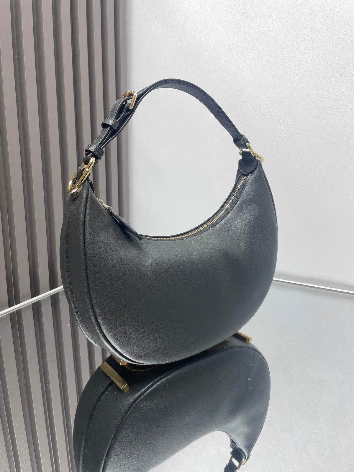 FENDIGRAPHY MEDIUM 29 IN BLACK SMOOTH LAMBSKIN GOLD HARDWARE