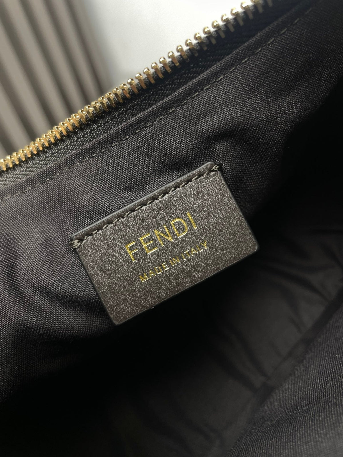 FENDIGRAPHY MEDIUM 29 IN BLACK SMOOTH LAMBSKIN GOLD HARDWARE