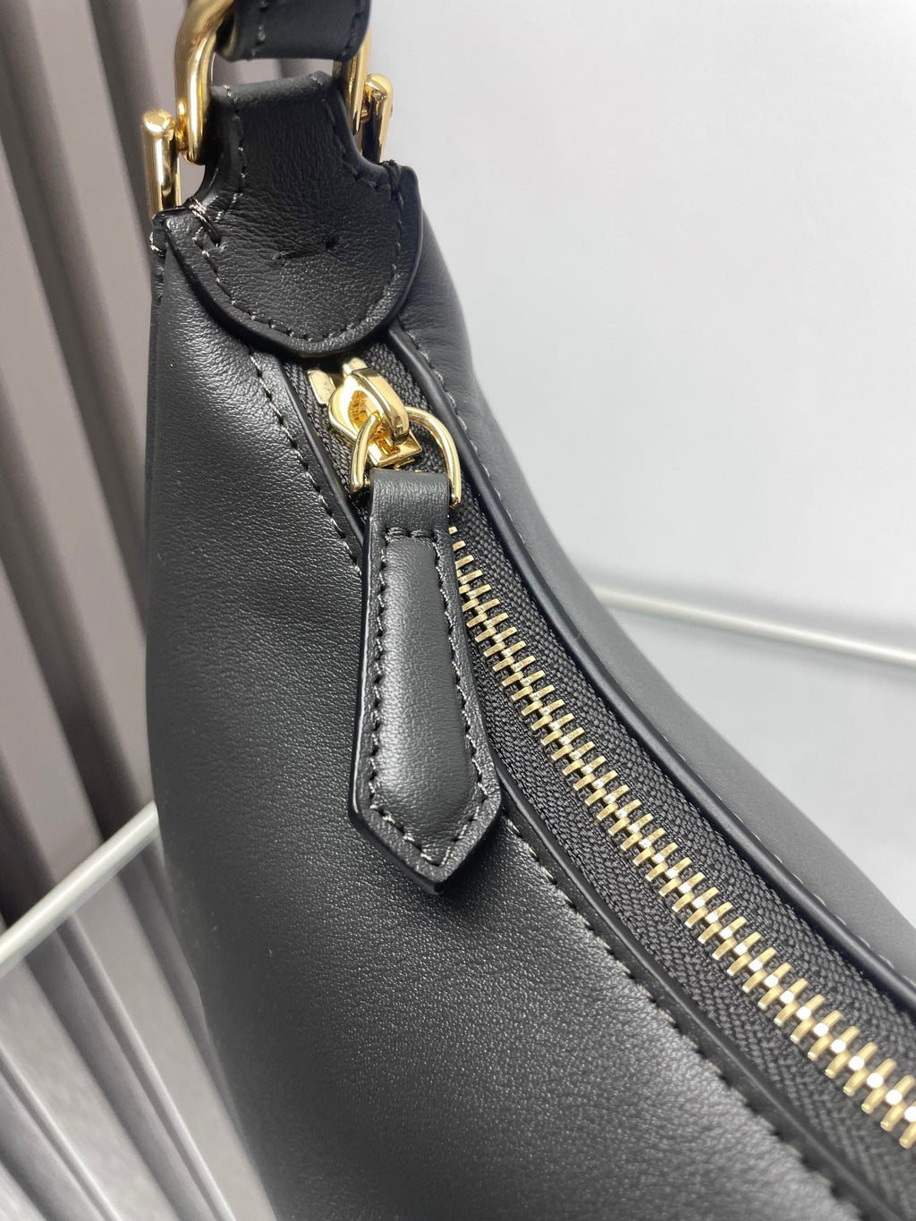 FENDIGRAPHY MEDIUM 29 IN BLACK SMOOTH LAMBSKIN GOLD HARDWARE